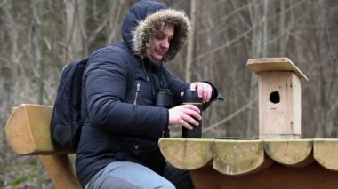 Kuşbilimci tablo yakınındaki çay içmek