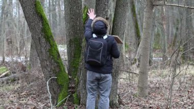 Kuşbilimci ile parkta kuş kafesi