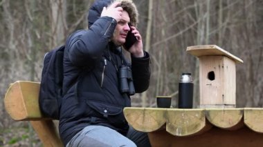 Kuşbilimci ile smartphone tablo yakınındaki