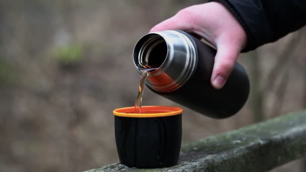 Man poured tea from thermos — Stock Video