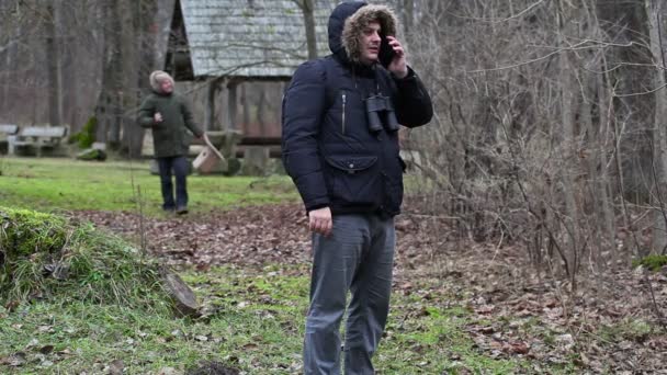 Ornitólogos no parque com smartphone e filmadora — Vídeo de Stock