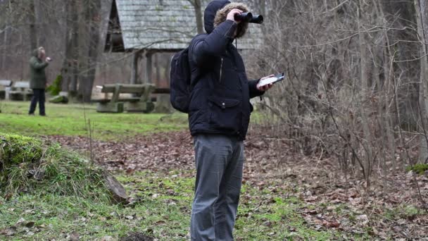 鸟类学家和双筒望远镜和摄像机在公园 — 图库视频影像