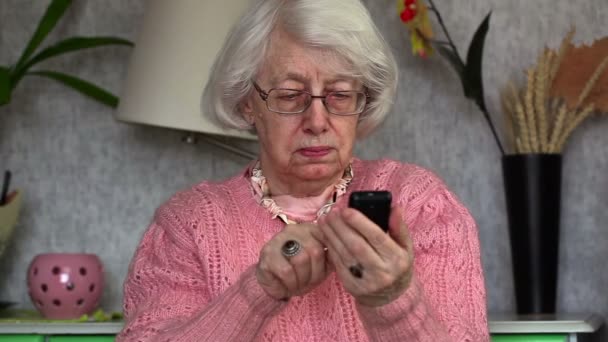 휴대 전화를 사용 하 여 늙은 여자 — 비디오