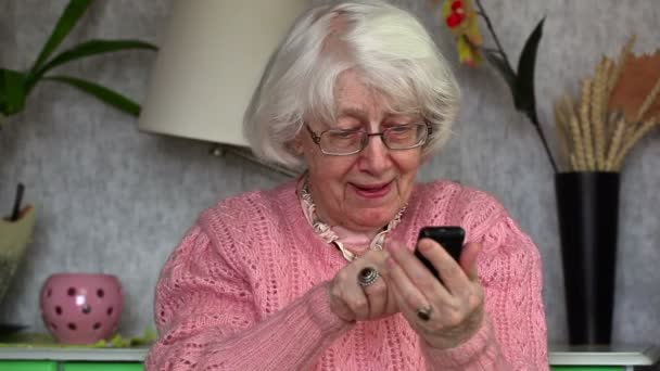 Gelukkig oude vrouw met mobiele telefoon — Stockvideo