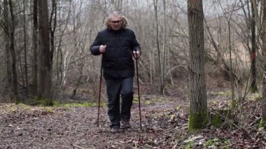 Uzun yürüyüşe çıkan kimse yakındaki ağaç bacaklar için egzersiz yapın