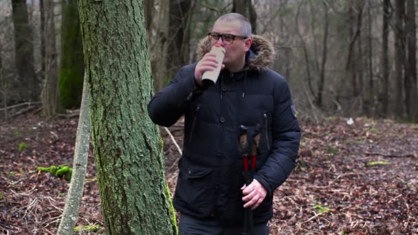 Wanderer mit Thermoskanne neben Baum im Park — Stockvideo