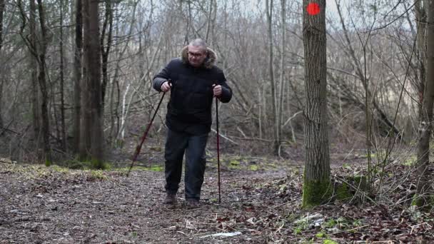 Wanderer mit Schmerzen in den Beinen — Stockvideo