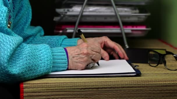 Nerveus oude vrouw schrijft en geworpen papier — Stockvideo