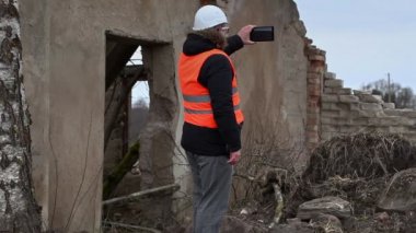 Tablet Pc yakın terk edilmiş, yıkılan binalar ile mühendis filme