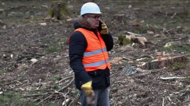 Öfkeli orman Müfettiş ile smartphone clearcutting orman