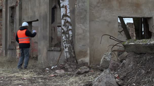 Supervisor de edificios con tableta PC filmó edificios antes de la demolición — Vídeo de stock