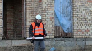 Bina müfettişi building yakınındaki belgelerin incelenmesi