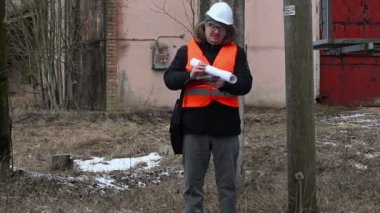 Akım hattı eternet yakınındaki belgeler ile mühendis