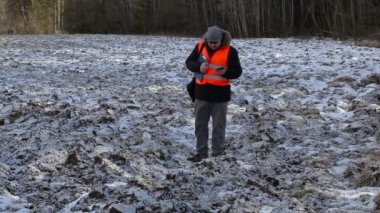 Tablet PC'de kışın donmuş alan ile çiftçi