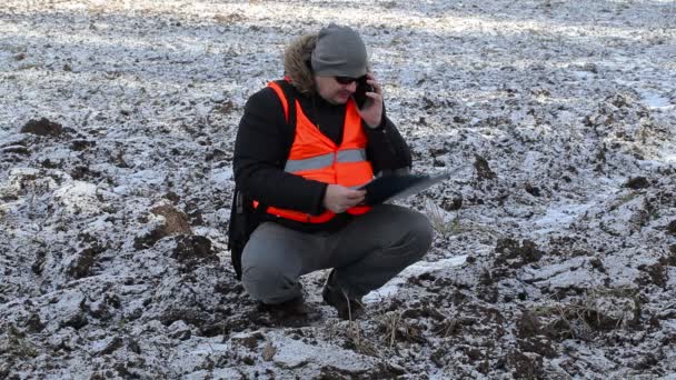 Granjero comprobando campo congelado en invierno — Vídeo de stock