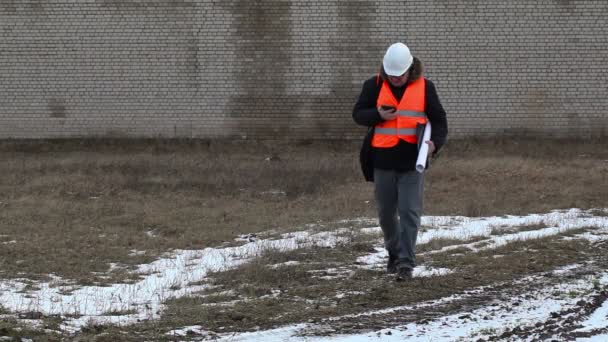 Ingénieur filmé le mur du bâtiment — Video