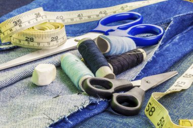 Konu iğneler, makas ve denim kumaş şerit metre