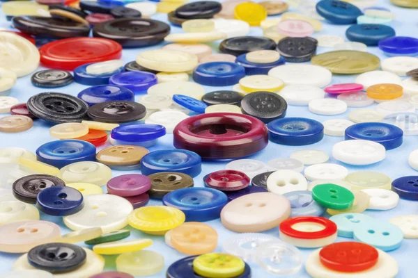 Botões em várias cores na mesa — Fotografia de Stock