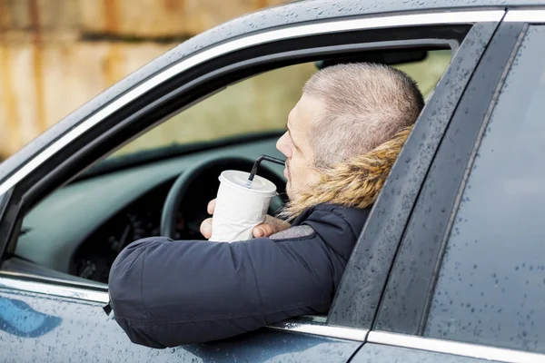 Man drinking soda in the car — Stock Photo, Image