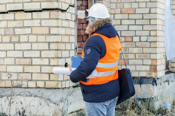 Inspecteur de bâtiment filmé aux fissures dans le mur du bâtiment — Photo