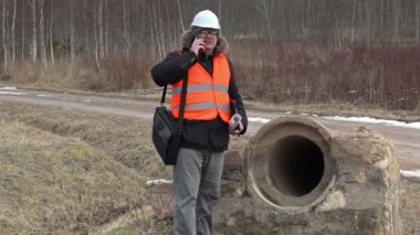 Beton borular, akıllı telefon ile mühendis 