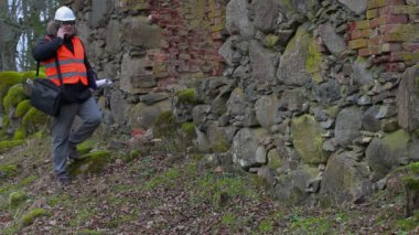 Bina müfettişi ile akıllı telefon ve eski kalıntılar belgelerine 