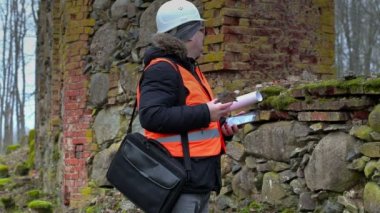 Eski ruins yakınındaki taş bina müfettişi