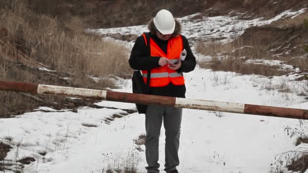 Ingeniero que usa tableta PC en su carrera — Vídeo de stock