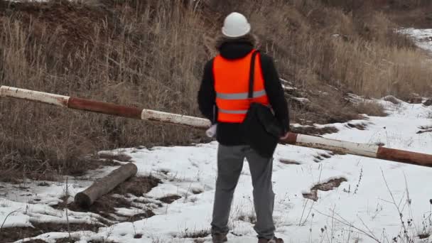 Ingenieur met documentatie in carrière — Stockvideo