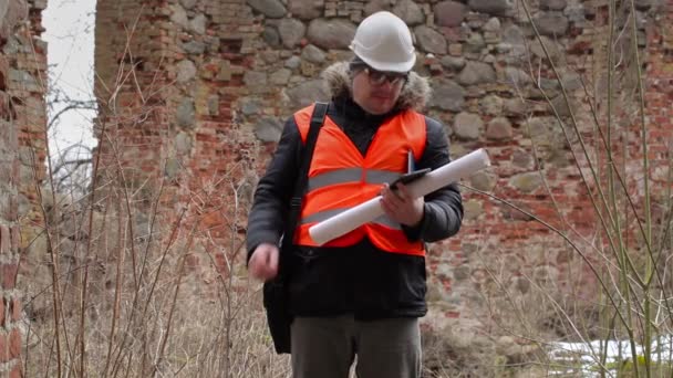 Gebouw inspecteur met behulp van tablet Pc op oude ruïnes — Stockvideo