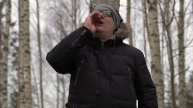 Huş koruda bağırıyor adam