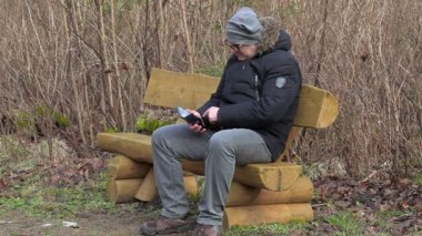 Adam parkta sırt ağrısı