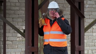 İşçi ayarlanabilir anahtarı ve telefon ile