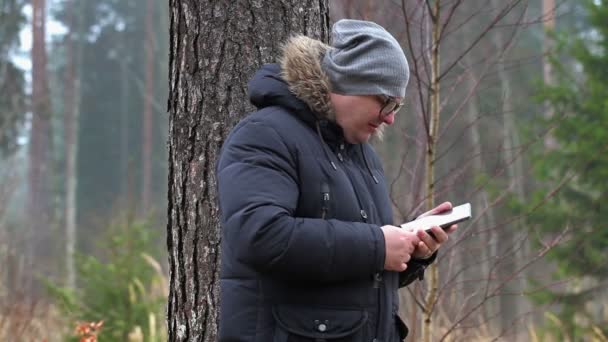 Homme en colère avec tablette PC à la recherche de connexion — Video