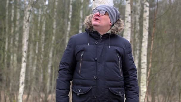 Mężczyzna krzyczy w lesie — Wideo stockowe