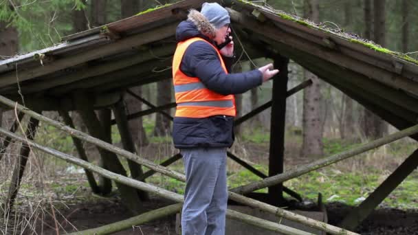 Zoologe überprüfte Futterstelle für Schweine — Stockvideo