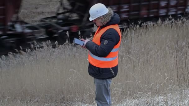Εργάτης Railroad με tablet Pc κοντά σιδηρόδρομος — Αρχείο Βίντεο