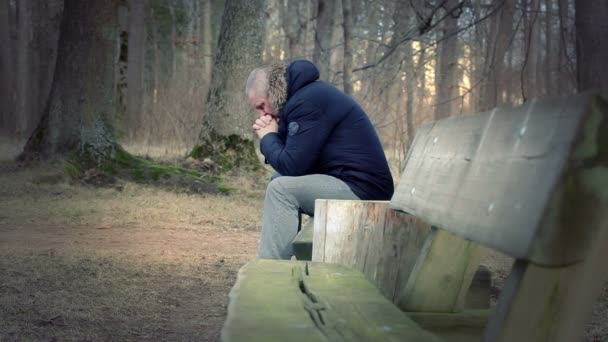 Einsamer, depressiver Mann im Park — Stockvideo