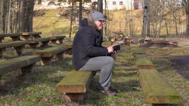 Zmęczony człowiek z tabliczka Pc w parku — Wideo stockowe