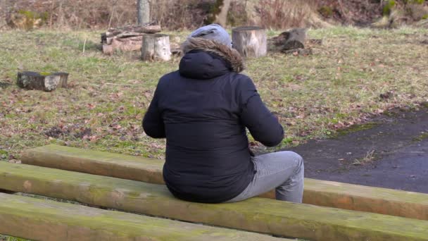 Moe man op de Bank in het park — Stockvideo