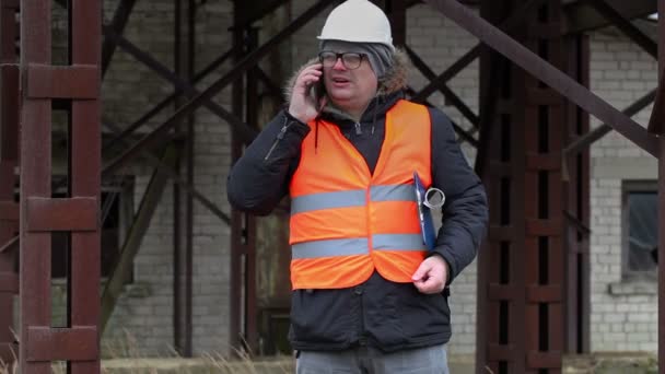 Ingenieur praten op mobiele telefoon — Stockvideo