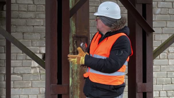 Arbeiter beginnen mit verstellbarem Schraubenschlüssel — Stockvideo