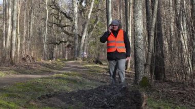Müfettiş yanan yığın için yürüyüş smartphone ile parkta bırakır 