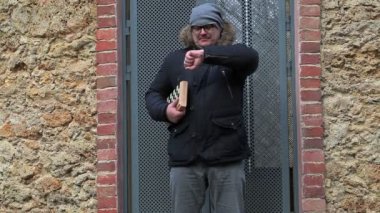 Satranç bekleyen arkadaşlar için bina yakınındaki erkeklerle 