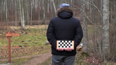 Adam parkta arkadaşıyla konuşurken satranç ile 