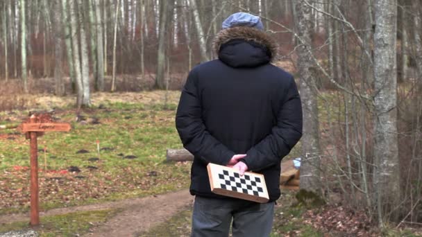 Homens com xadrez à espera de amigos — Vídeo de Stock