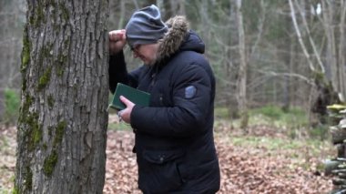Kederli adam İncil ve tespih ağacı yakınındaki 