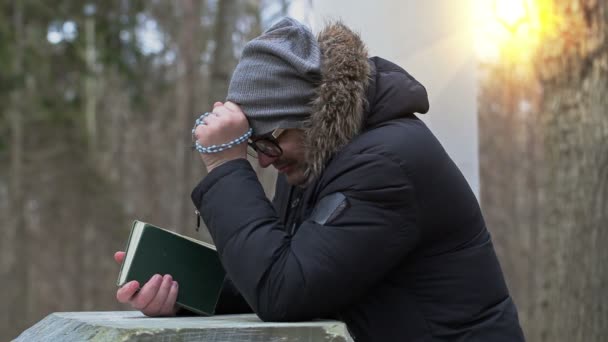 Imádkozott szabadtéri közelében talapzat — Stock videók