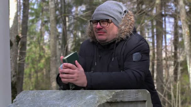 Mann betet im Freien in der Nähe von Podest — Stockvideo