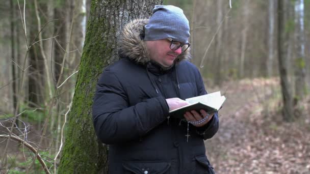 Člověk čtení Bible na venkovní — Stock video